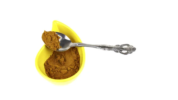 Curry y especias en un recipiente con una cuchara en aislado —  Fotos de Stock