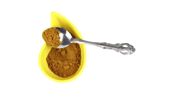 Curry és a fűszereket egy edényben egy kanállal a elszigetelt — Stock Fotó