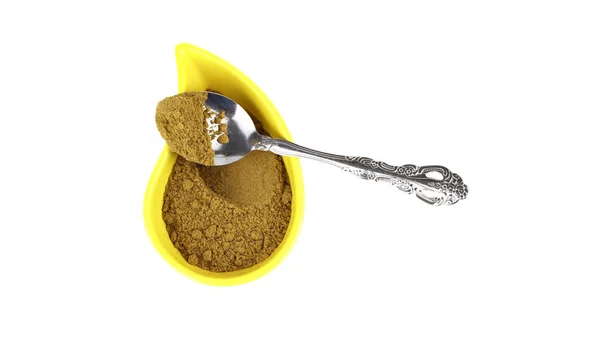 Curry y especias en un recipiente con una cuchara en aislado —  Fotos de Stock