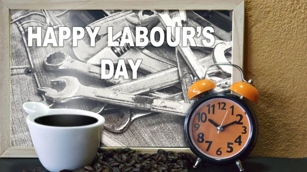 闹钟响了，一杯咖啡，咖啡豆和黑板与税收劳动节快乐 — 图库照片