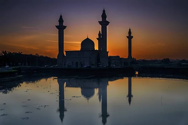 Силуэт мечети в Малайзии на закате — стоковое фото