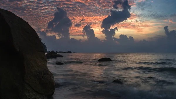 Vista del amanecer en Teluk Chempedak Beach Pahang Malasia — Foto de Stock