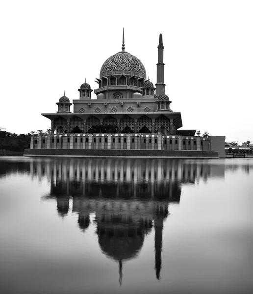 Черно-белое отражение мечети Путра в Путраджае, Малайзия — стоковое фото