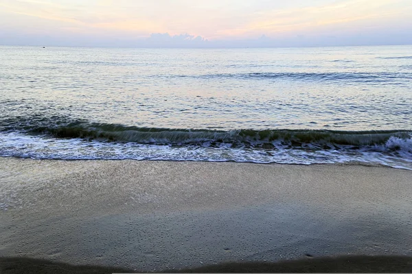 Vista del amanecer en la playa temprano en la mañana — Foto de Stock