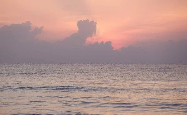 Vista do nascer do sol na praia no início da manhã — Fotografia de Stock