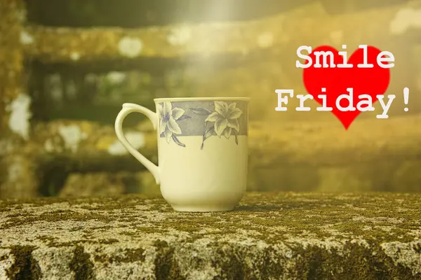 La tazza di caffè sul tavolo di pietra con la parola "Sorriso Venerdì " — Foto Stock
