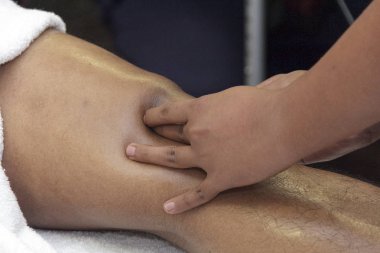 Erkekler ellerini parçası üzerinde insan vücudu spor masaj yapıyorsun