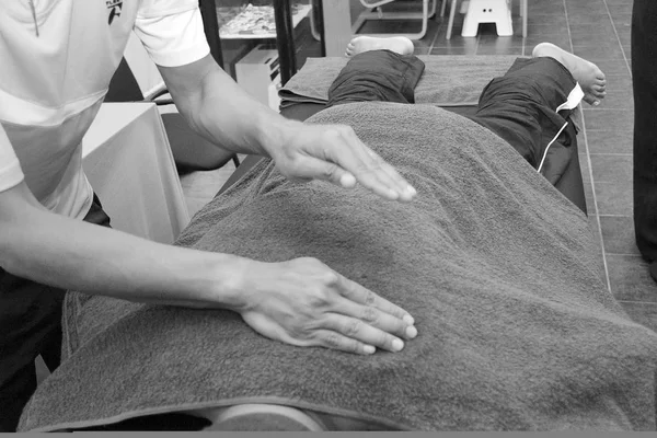 As mãos dos homens estão fazendo massagem esportiva por parte do corpo humano — Fotografia de Stock