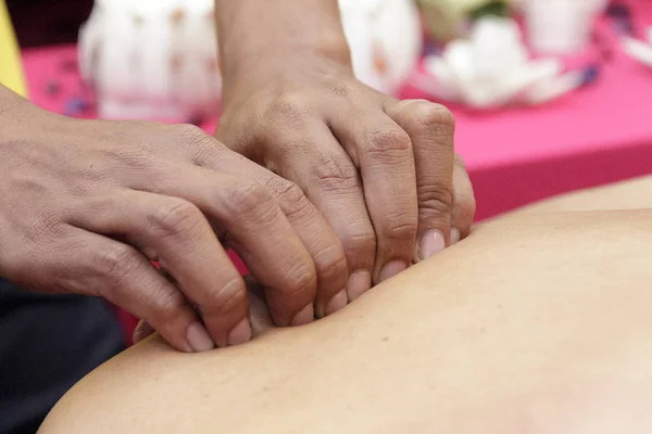 Mannen handen doen sportmassage van de kant van het menselijk lichaam — Stockfoto