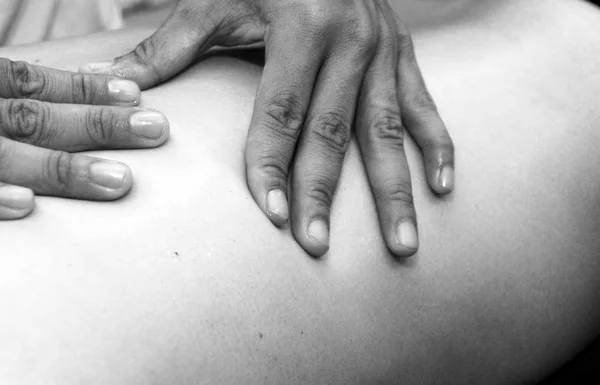 Erkekler ellerini parçası üzerinde insan vücudu spor masaj yapıyorsun Telifsiz Stok Imajlar