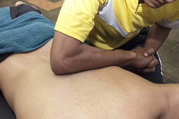 Męskie ręce robią masaż sportowy ze strony ciała ludzkiego — Zdjęcie stockowe