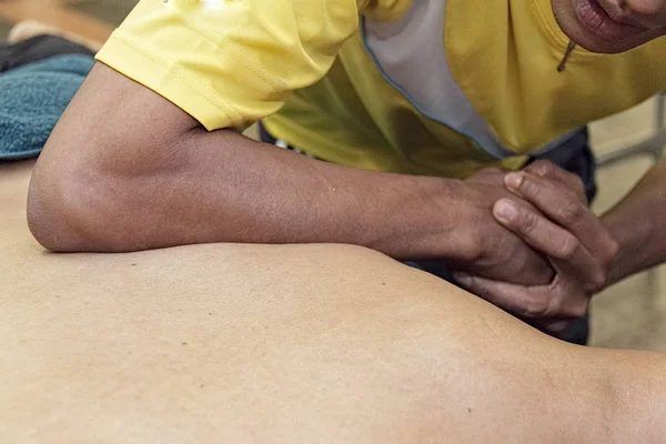 As mãos dos homens estão fazendo massagem esportiva por parte do corpo humano — Fotografia de Stock