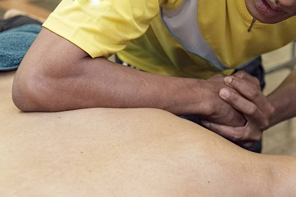 Manos de los hombres están haciendo masaje deportivo por parte del cuerpo humano — Foto de Stock