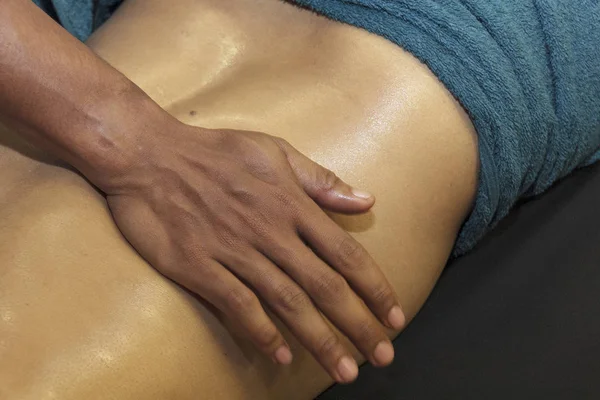 Men's hands are doing sport massage on the part of the human body — Stock Photo, Image