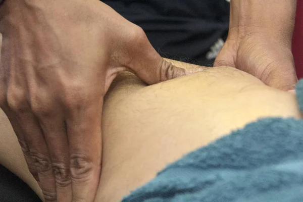 Mannen handen doen sportmassage van de kant van het menselijk lichaam — Stockfoto