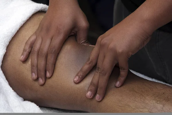 Manos de los hombres están haciendo masaje deportivo por parte del cuerpo humano — Foto de Stock