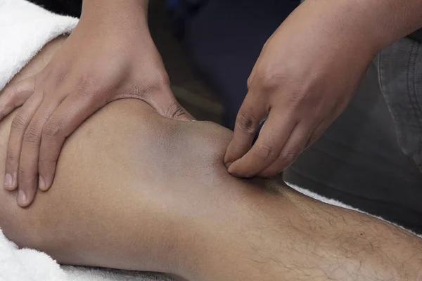 As mãos dos homens estão fazendo massagem esportiva por parte do corpo humano — Fotografia de Stock