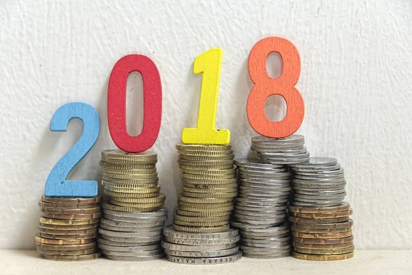 Moeda e número 2018 - imagem de conceito de financeiro — Fotografia de Stock