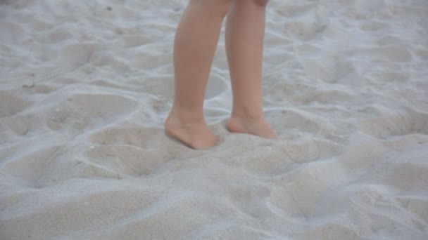 頭に足からパノラマ海浜に裸足の少女 — ストック動画