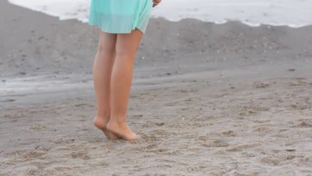 Girl barefoot staying at the sea beach, panorama from legs to head — Stock Video