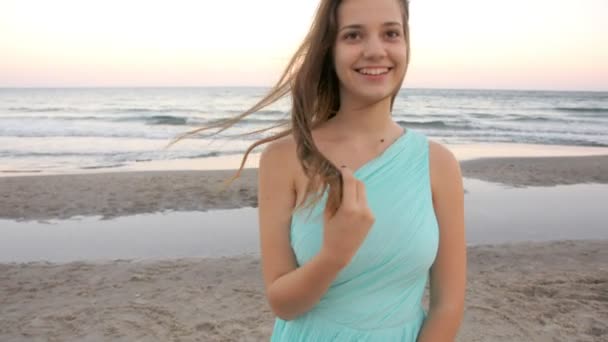 Όμορφη κοπέλα διαμένει στην παραλία κοντά στη θάλασσα — Αρχείο Βίντεο