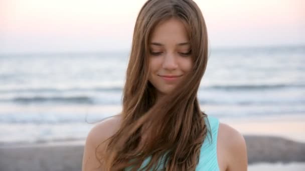 Beautiful girl stays at the beach near sea — Stock Video