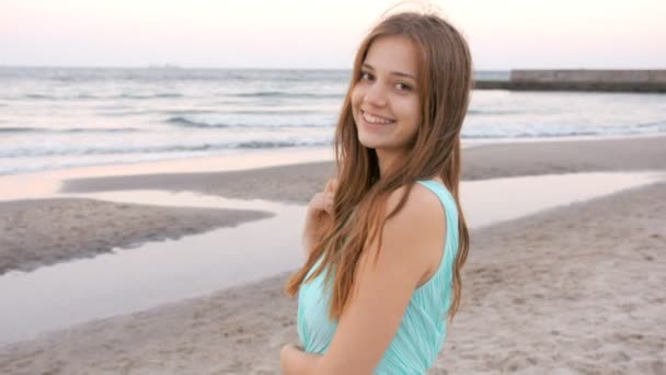Όμορφη κοπέλα διαμένει στην παραλία κοντά στη θάλασσα — Αρχείο Βίντεο