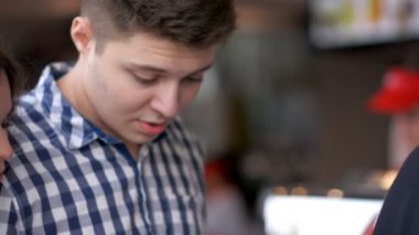 Fastfood fastfood restoranda genç bir çift satın