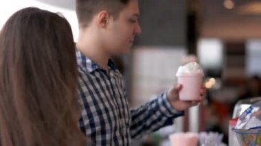 Fastfood fastfood restoranda genç bir çift satın