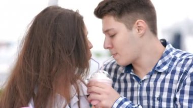 Çift içme milkshake açık havada aşk