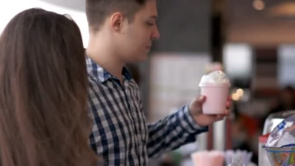 Fastfood fastfood restoranda genç bir çift satın — Stok video