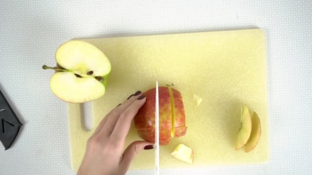 เหนือมุมมองของการตัดแอปเปิ้ลบนกระดานด้วยมีด — วีดีโอสต็อก
