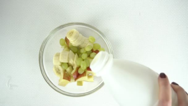 Joghurt in Obstsalat geben, Zeitlupe — Stockvideo