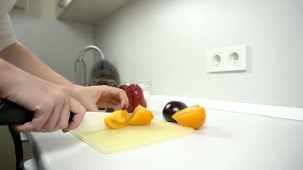 Cottura - tagliare il pomodoro giallo in cucina bianca nell'insalata — Video Stock