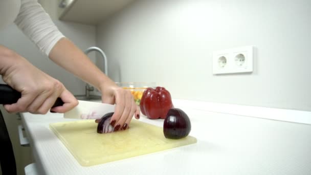 Cottura - tagliare la cipolla in cucina bianca nell'insalata — Video Stock