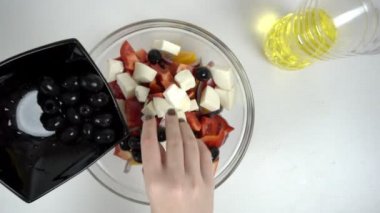 Zeytin salata ve bitkisel yağ ekleyerek outting