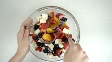Kadın el Yunan salata karışımı