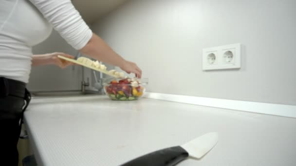 料理 - サラダに台所で白いチーズをカット — ストック動画