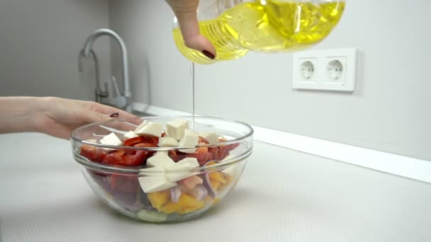 Bitkisel yağ içine Yunan salatası — Stok video