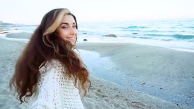 Slowmotion denize sıfır yürüyüş mükemmel saçlı kadın