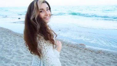 Güzel genç mutlu kadın, gülümseyen pov yürüyüş deniz, yakın çekim, benimle gel kavramı