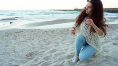 Mükemmel saçlı kadın düzeltmek plaja yakın onu saç kesimi
