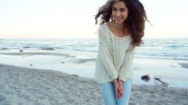 Ağır çekimde deniz kenarında kum plajda eğlenmek kadın