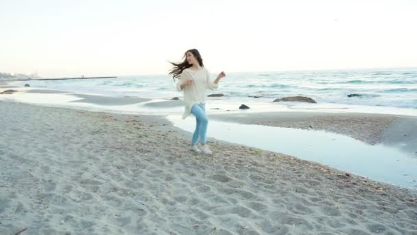 Ganska ung lycklig kvinna kör på stranden, ha kul — Stockvideo