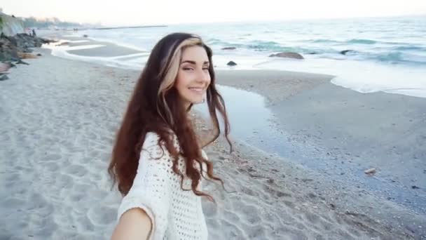 遅い mo の彼女のパートナーと海の近く歩いてきれいな女性 — ストック動画