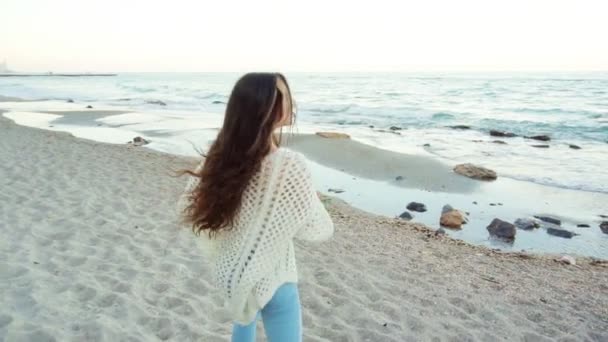 Vrouw met Volg mij concept, schattig meisje met perfecte haren — Stockvideo