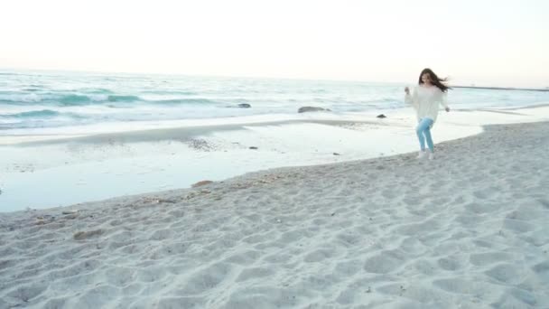 Menina engraçada rindo correndo na praia — Vídeo de Stock