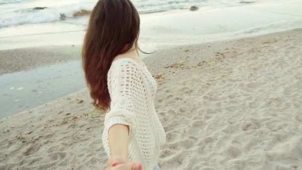 Nő húzza a barátja, séta a tenger közelében, a lassú mozgás — Stock videók