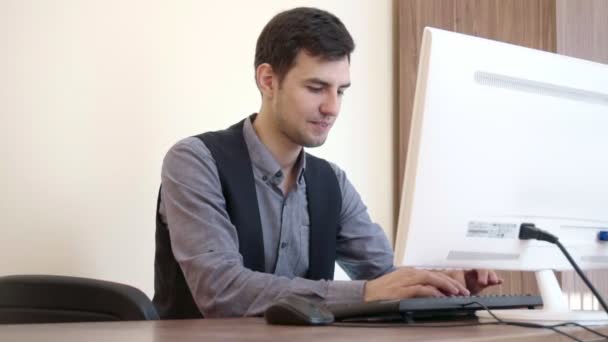 Man working at the office typing report at computer — Stock Video