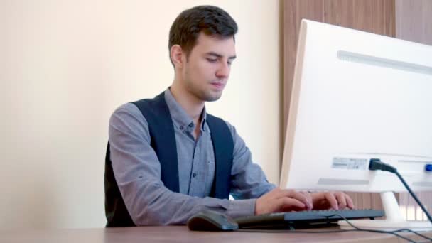 Hombre escribiendo en el ordenador y leyendo la respuesta — Vídeos de Stock